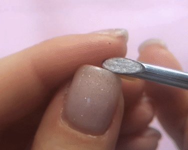 «Это не просто „девочки, записываемся на ноготочки“, а целое искусство»: интервью с бородатым мастером маникюра Иваном Добровым