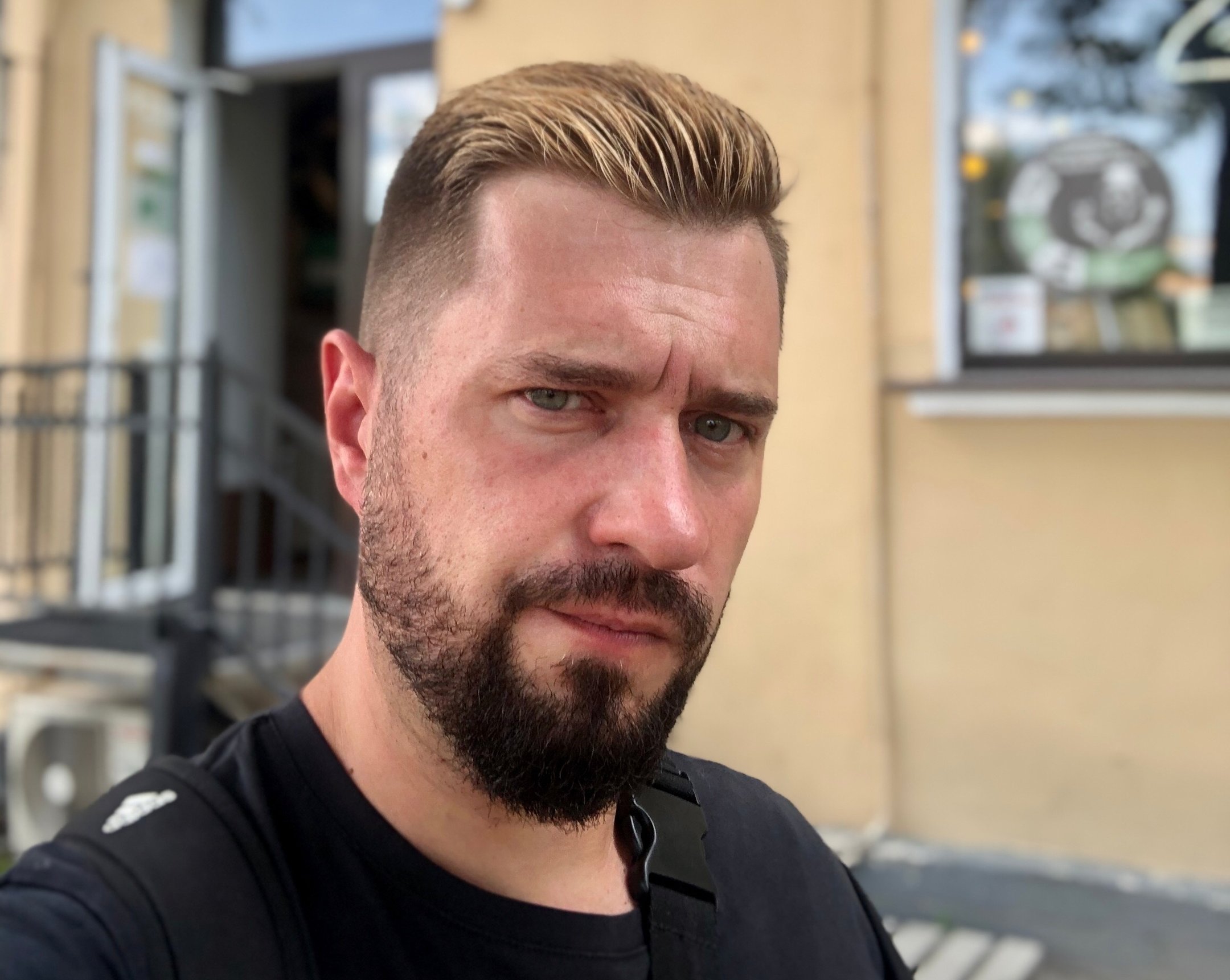 «За месяц я попробовал 30–40 образцов кошачьих консервов»: интервью с дегустатором корма для животных Сергеем Модлым