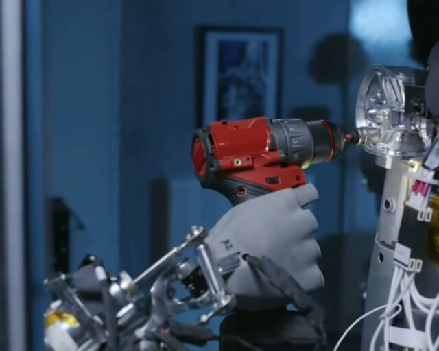 Tesla показала производство робота Optimus: его собирают такие же человекоподобные роботы