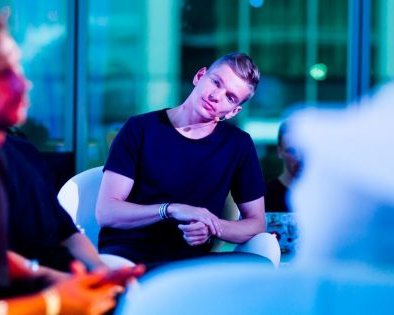 Рабочие места: Дмитрий Думик, CEO чат-бот-платформы Chatfuel