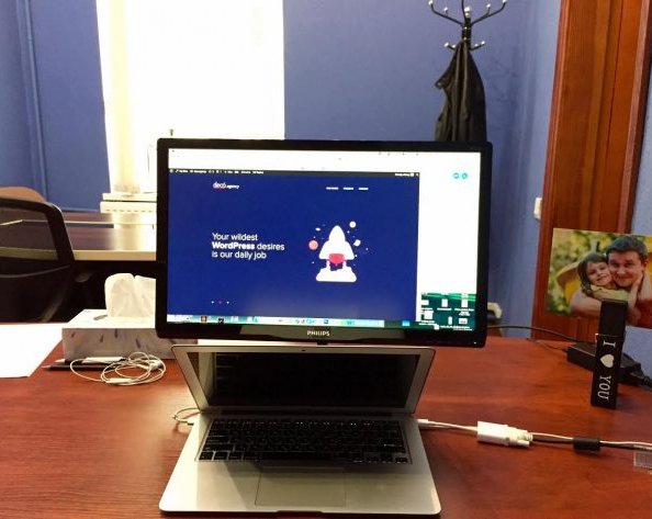 Рабочие места: Алексей Фёдоров, основатель и руководитель студии deco.agency