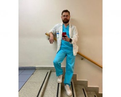 «По венам бабушек бегают зарплаты докторов»: интервью с неврологом Никитой Жуковым