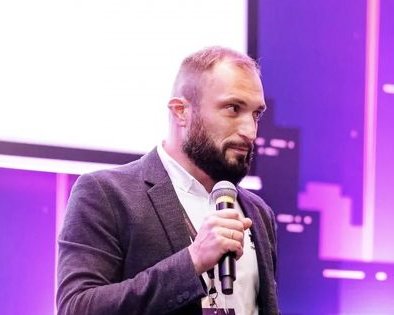 «Тех, кто создаёт „авторские методики“, лучше обходить стороной»: интервью с психиатром Александром Чомским